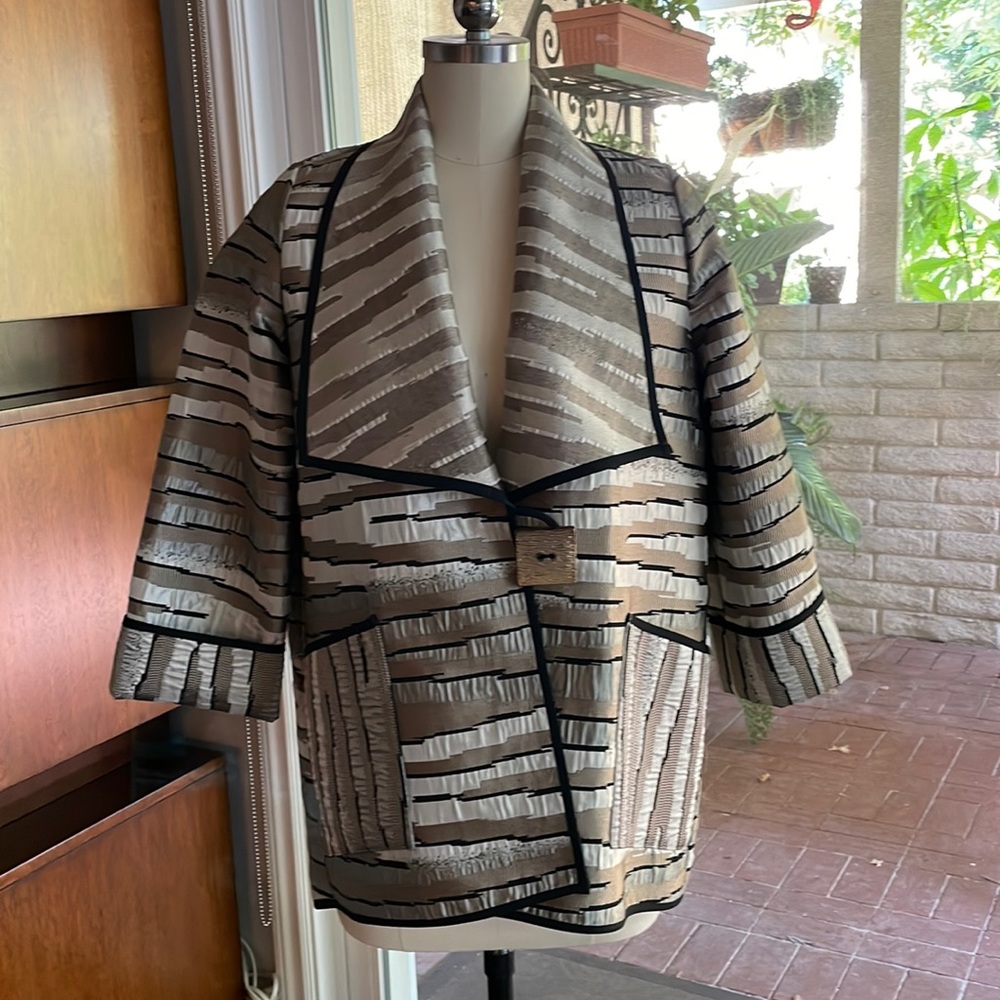 Worn only once, like new condition. Non smoking, and no pet environment.
